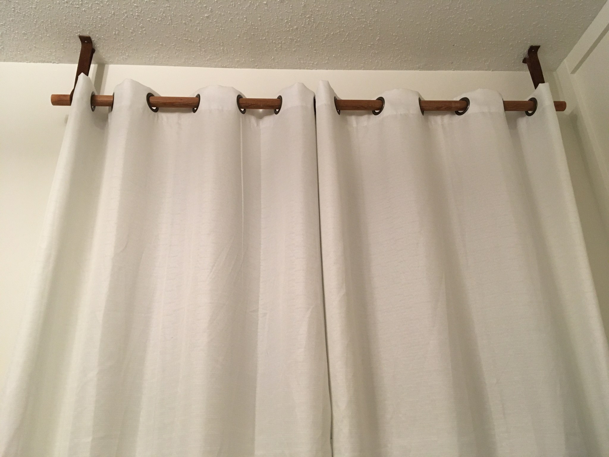 How to Hang a Curtain Rod Without Brackets: Easy Step-by-Step Guide